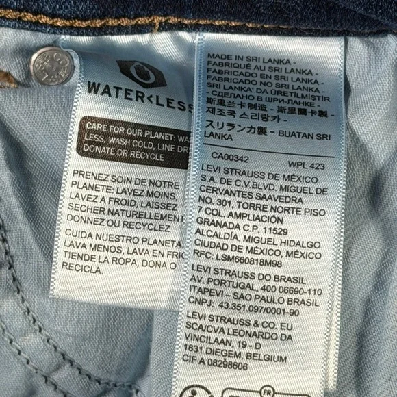 Levi Strauss & Co Womens Classic Bermuda Shorts Blue Denim Size 30 Medium Wash - Picture 10 of 15